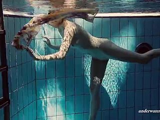 러시아에서 뜨거운 수중의 아가씨 lera