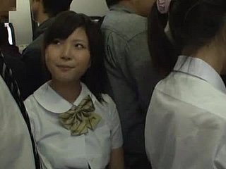 Estudiante japonesa traviesa graze un desconocido en un autobús