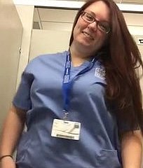 Krankenschwester zeigt ihre Brustwarzen-Piercing